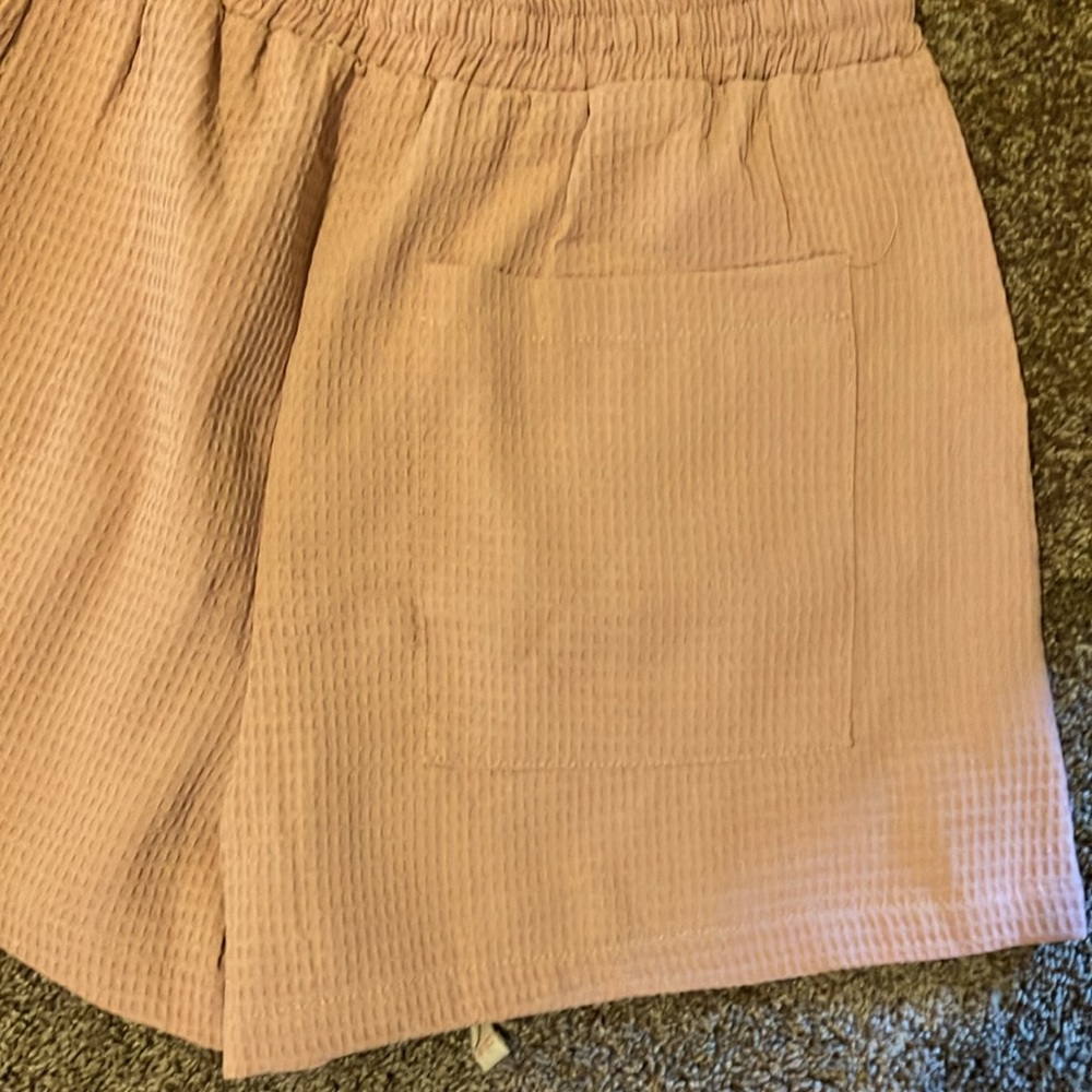 LISTICLE.  TWO PIECE SHORT SET. L/S BLOUSE AND SHORTS. SIZE MEDIUM. SALMON COLOR - Picture 9 of 11